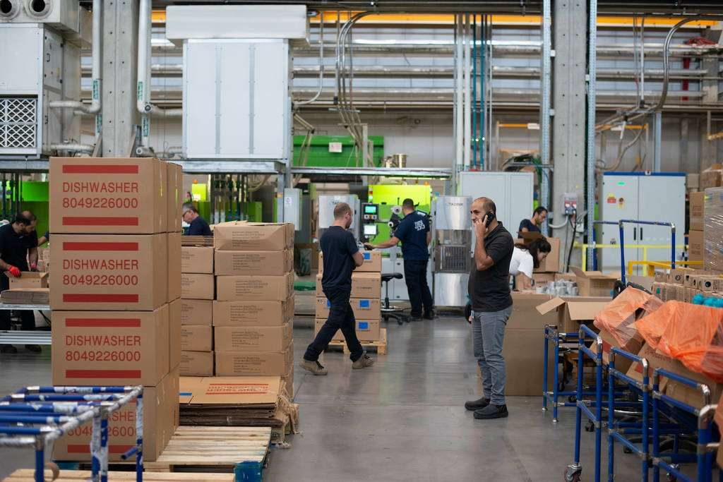 Why Use a 3PL (Third-Party Logistics)? Pros, Cons & Benefits